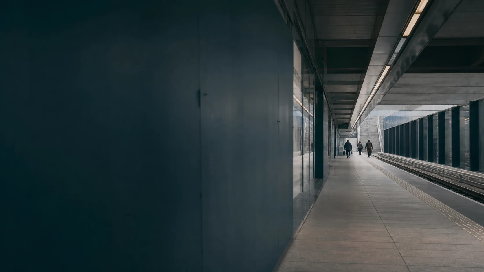 En rolig passage gennem moderne arkitektur i byen